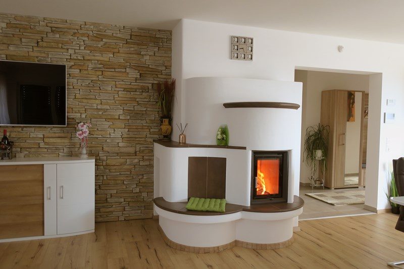 landhaus-stil-kachelofen-mahr