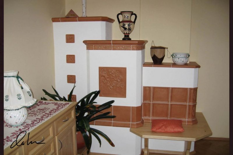 landhaus_kachelofen_holzbank