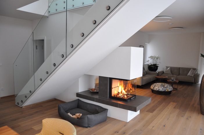 Ofen als Raumteiler mit Stiege