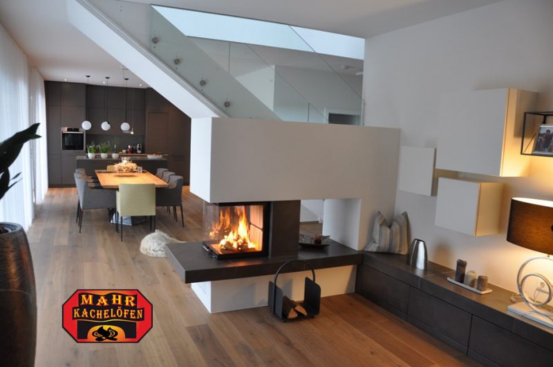 Heizkamin als Raumteiler mit 3-seitigem Sichtfenster (Mahr Kachelöfen)